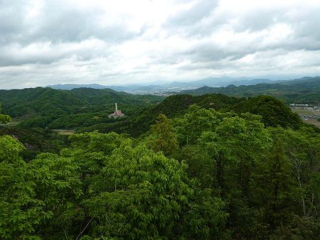 少し北西側の展望だけど、何の山が見えているのかわからない。調べればわかるんだけど面倒なので今回はパス