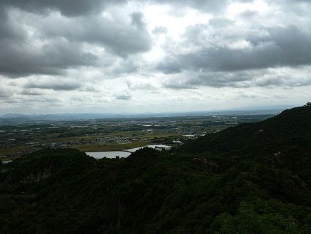 南側も遠く市街地が見えるんだけど小野市あたりなのかな！？