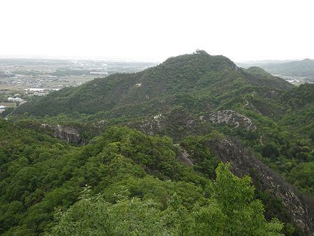 善防山のほうを見てみると歩いてきたルートがよく見える。ここから見ると遠く感じるけど、ここまで歩いてこれたことに関しては人間の足ってすごいと思った
