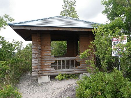 意外と簡単に東屋まで登ってくることができた。休憩するには早いんだけど逆から登ってきた人はここで休憩するのかもね