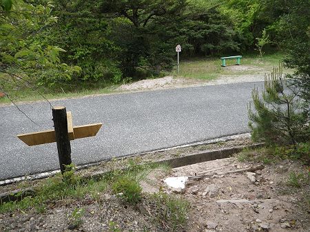 ここで道路に出た。大柳ダム湖は右へ行く