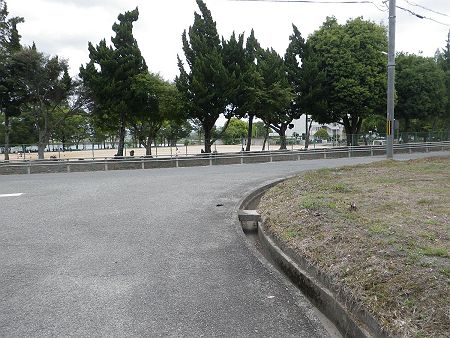 県道に出て防善中学校を右へ歩いていく