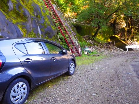 砂利道の林道を通って登山口の近くに車を駐車してスタート