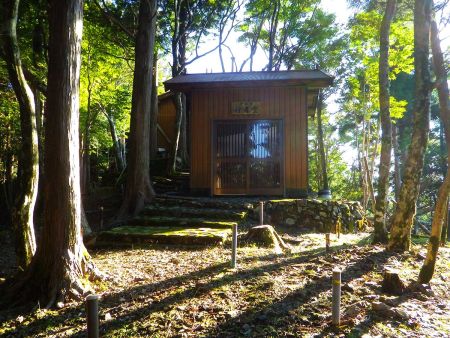 奥駈道に出ると行仙宿があった。立派な宿になっているけど宿泊は予約制だったような気がする
