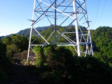 少し登りきると鉄塔があった。ここから今度は下りになる