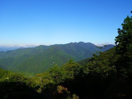 鉄塔から北側の展望が望めた。大峰の山なんだろうけど何の山が見えてるのかわからない
