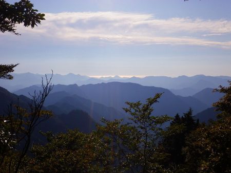 途中で展望の良いところがあった。南東方面だけど向こう側は海が見えてるような感じだけど、ここから海は見えないよね！？