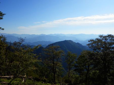 また展望の良いところがあった。こっちは南東側なのかな！？こういう山々の展望が見えるのは近畿南部の山ぽいよね