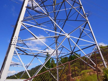 鉄塔まで戻ってきた。この鉄塔への登り返しも結構しんどかったけど、ここからはもう下れば行仙宿へ行ける