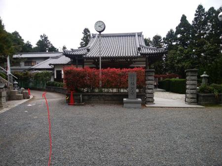 楠公寺。この左側の道を進む