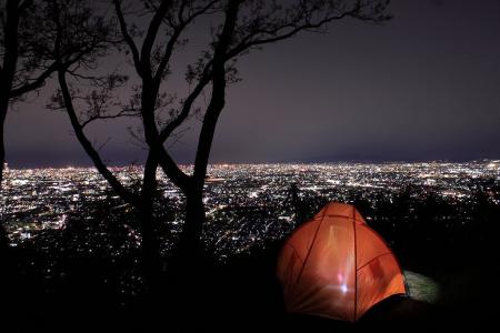 風除けにハーフテントでナイトドア