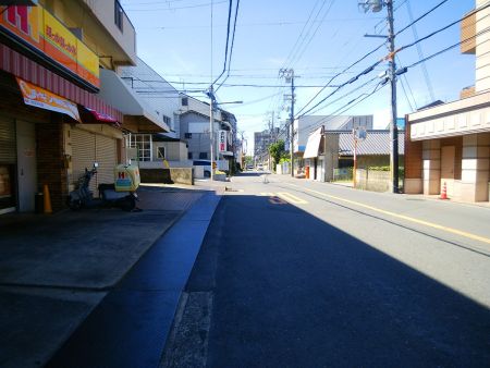 まずは道路を南下して歩いていく