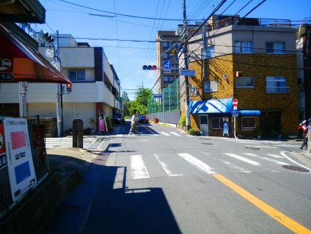 この四條畷神社前交差点を左に曲がる