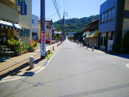 ここをひたすら山のほうへ真っすぐ歩いていくんだけど気温が高くてかなり暑い