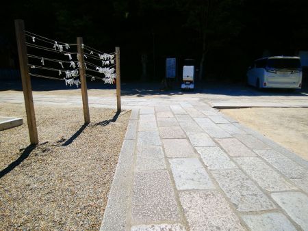 階段を登ってここを右へ曲がって進んでいく