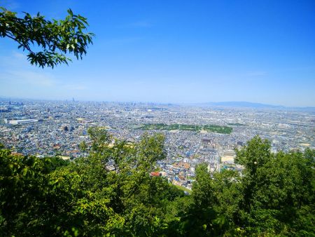 休憩所からの展望。もっと視界が広かったんだけど、もはや樹林が生えて視界が狭くなっている。梅田のビル群やあべのハルカスも見える