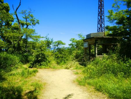 さて、休憩したし下山することにした。本当は野崎駅のほうへ下ろうと思ったんだけど後々面倒なのでピストンすることにした