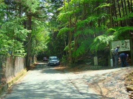 普通の登山口はここだが、今回はさらに車で林道をあがっていく