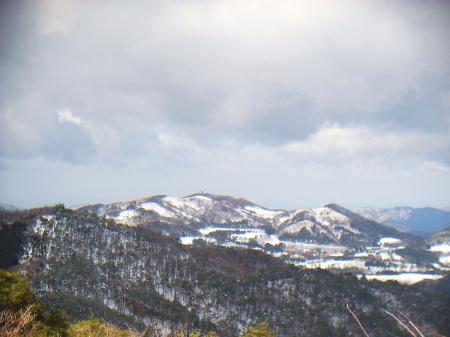 遠く深山のほうは白くなっていた。あっちは北摂最高峰だし結構雪ありそう