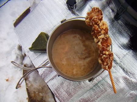 今日は家で作った豚汁を持ってきた。これとおにぎりとから揚げ棒が本日の昼食