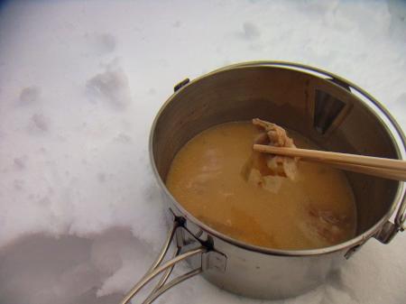 豚汁を温めて食べたけど、寒い山で食べると美味しかった。しかも体が温まる