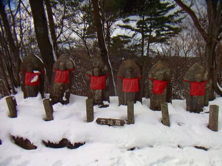 六地蔵を見てみるけど、そんなに雪かぶってないね。上に木があるからかな！？