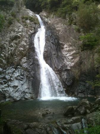 布引滝の滝壺も含めて撮ってみた。この後は新神戸駅まで歩いた