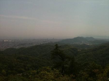 鍋蓋山から西側を見るけど霞んでいて明石海峡大橋が見えない