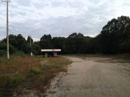 広場の休憩所。この辺りで半分くらい