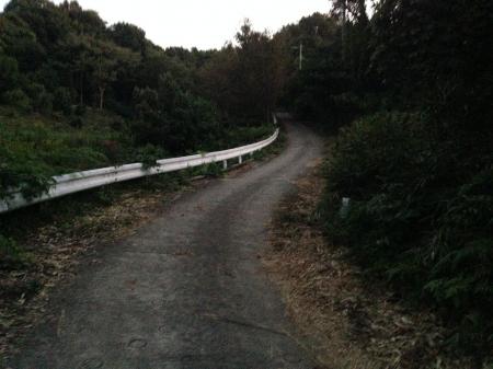 ここから○の舗装道になり急坂になる