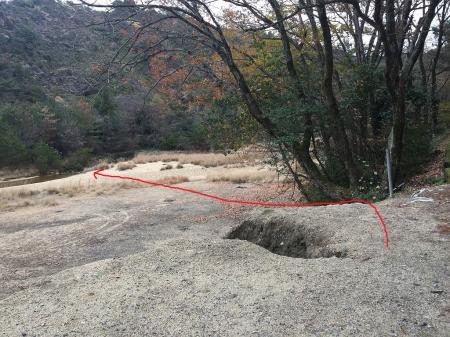 渡渉地点はここを降りて沢を渡る