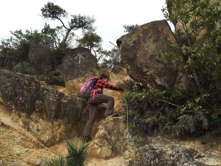 堂山にむけて岩場を登る