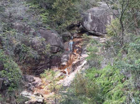 なんかここの沢や滝も別世界の感じがする