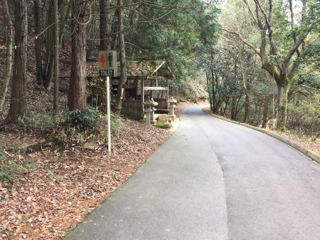 トイレもあるのね！？道路を歩いて駐車場所へ