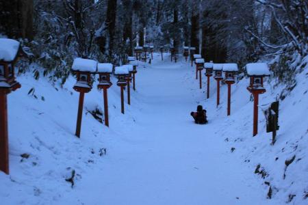 山頂広場へ向かう。ヒップソリで滑る