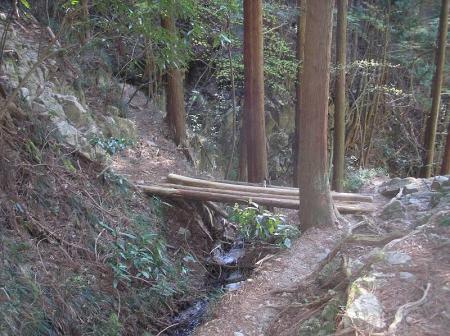 ここで迷った。左の橋を渡りそうになるが別ルートの登りになるので右側の岩場を下る