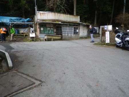 黒栂谷道分岐を左へいく。右は千早本道