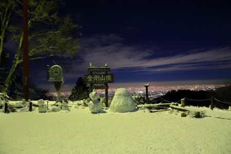 金剛山国見城址から雪とライトアップされた看板とバックに夜景。やっぱ金剛山はこの構図だよね