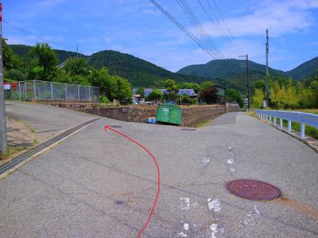 ここも高代寺コースの道標にしたがって左に曲がって進んでいく