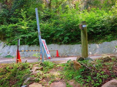 道路に出た。左は通行止になってるけど、高代寺山は右へ行く