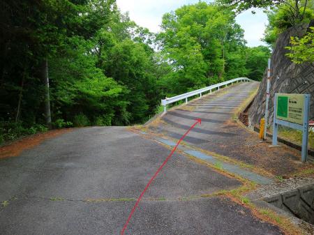 ここで右のNTTドコモの無線中継所のほうへ上がっていく