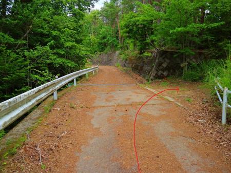 ここを右へ曲がる。曲がり角に古い道標チックなプレートがあって、わずかに高代寺山山頂と書かれていた