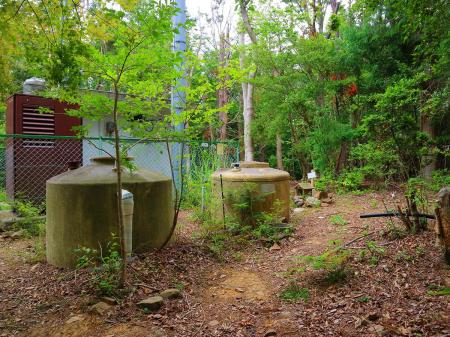 高代寺山の山頂は能勢テレメーター中継局の設備があってそこにポツンと三角点が置かれている