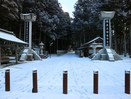 この境内に入っていく。雪は柔らかいので滑りはしない
