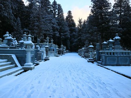 境内は結構奥へ入っていく。観光している人も結構いた