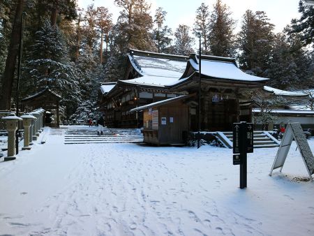 ここのさらに奥へ進んでいくけど登山口なんてなさそうなんよね