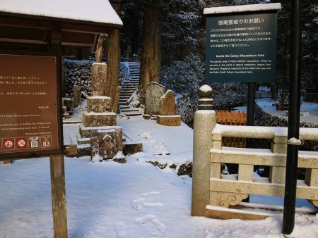 地図を確認するとここに入っていくみたいだけど、とりあえず奥の階段を登ってみる