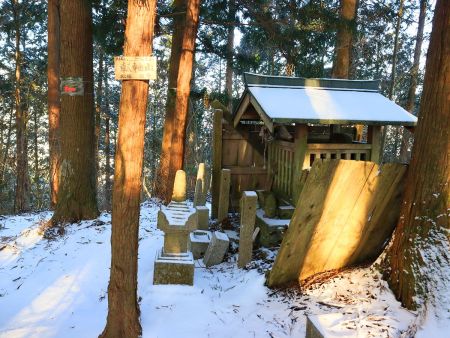 高野山三山の一つである転軸山(915m)に到着。ここから一旦、道路へ下っていく