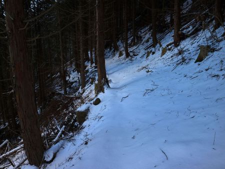 このトラバースがかなり細くて滑る。アイゼン装着を考えたけどこんな細いところでは無理