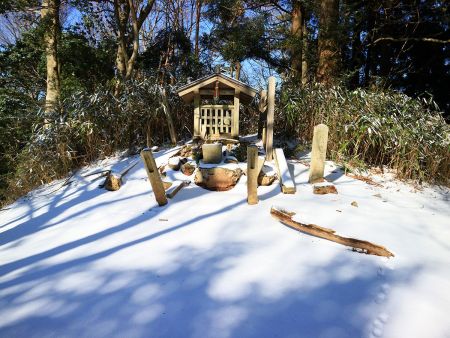 すっと楊柳山山頂(1009m)に到着。高野三山最高峰らしい。しかし高野三山はそれぞれ何か祀られているのだろうか！？